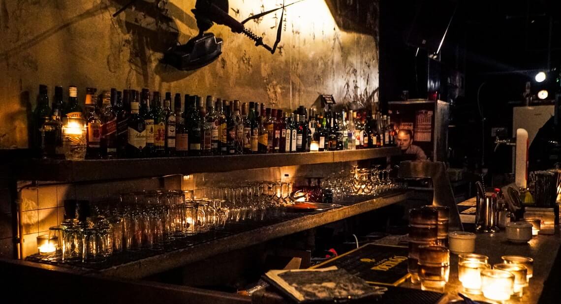 Illustration bar à cocktails et spiritueux